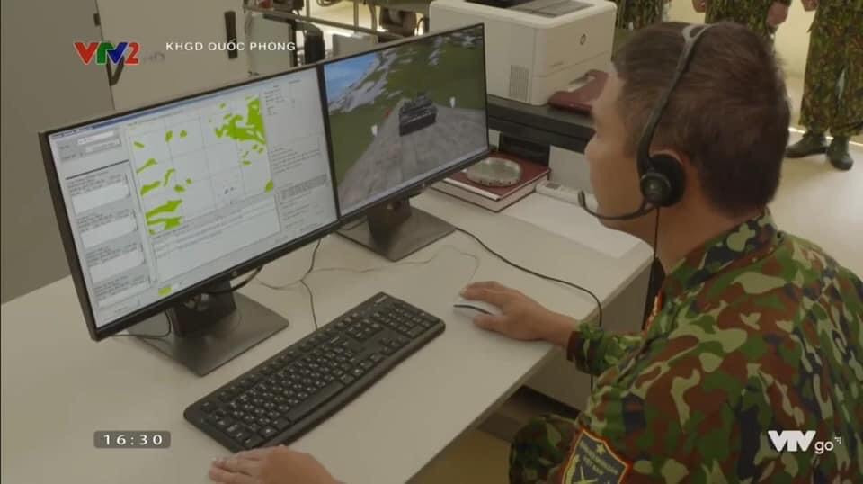 Nắm bắt được thực tế đó, Tập đoàn Viettel đã nhanh chóng thiết kế các hệ thống mô phỏng hoạt động xe tăng chủ lực T-90S/SK dành cho huấn luyện kíp xe. Cách thức đào tạo này sẽ giúp tiết kiệm rất nhiều chi phí cho quân đội ta. Ảnh: Chỉ huy quan sát quá trình thực hành huấn luyện lái xe tăng T-90S/SK