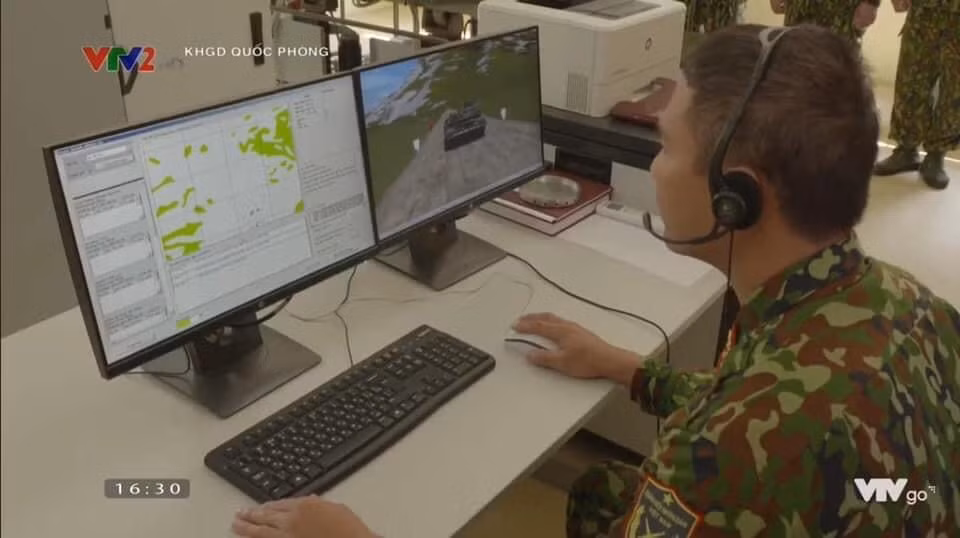 Nắm bắt được thực tế đó, Tập đoàn Viettel đã nhanh chóng thiết kế các hệ thống mô phỏng hoạt động xe tăng chủ lực T-90S/SK dành cho huấn luyện kíp xe. Cách thức đào tạo này sẽ giúp tiết kiệm rất nhiều chi phí cho quân đội ta. Ảnh: Chỉ huy quan sát quá trình thực hành huấn luyện lái xe tăng T-90S/SK