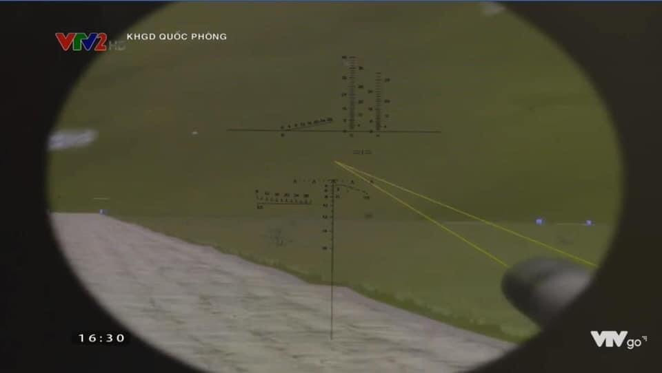 Hệ thống có thể mô phỏng tất cả các chi tiết giống với một chiếc xe tăng T-90S/SK thật để người lính hoàn toàn thành thục với khí tài, từ đó dễ dàng vận hành khí tài thật trong thực tế. Ảnh: Huấn luyện bắn pháo 2A46M bằng kính ngắm pháo thủ trên xe tăng T-90S mô phỏng.