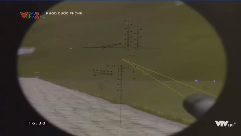 Hệ thống có thể mô phỏng tất cả các chi tiết giống với một chiếc xe tăng T-90S/SK thật để người lính hoàn toàn thành thục với khí tài, từ đó dễ dàng vận hành khí tài thật trong thực tế. Ảnh: Huấn luyện bắn pháo 2A46M bằng kính ngắm pháo thủ trên xe tăng T-90S mô phỏng.