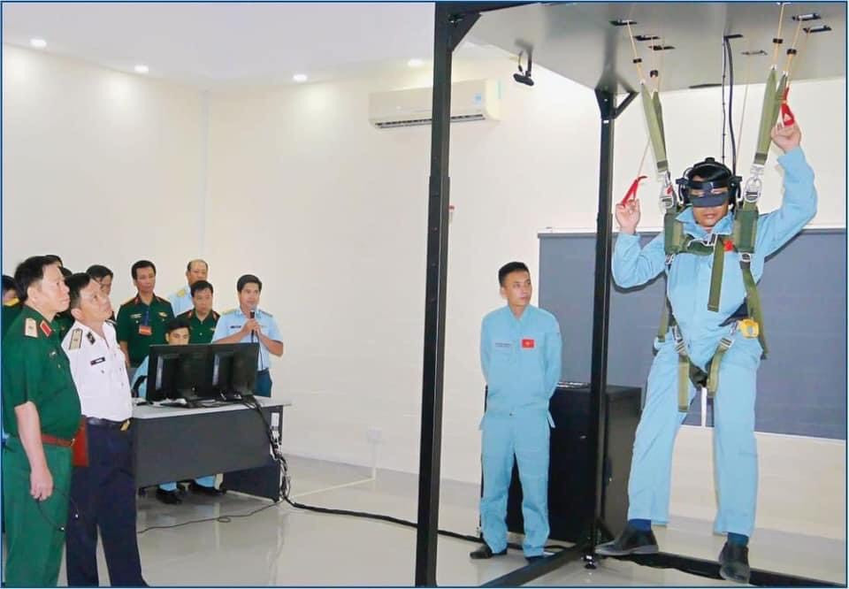 Không chỉ là mô phỏng quá trình thực tế của máy bay chiến đấu, hiện nay Tập đoàn Viettel đã có thể chế tạo mô phỏng mọi loại hình tác chiến cho các quân binh chủng từ Hải quân, Không quân cho đến Lục quân. Ảnh: Huấn luyện nhảy dù bằng công nghệ thực tế ảo.