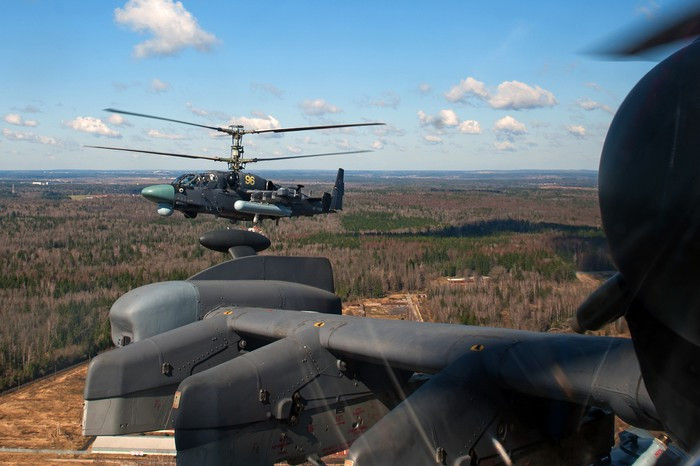 Cùng lúc, Nga cũng đã điều đến đây nhiều vũ khí hạng nặng như pháo tự hành, xe tăng. Các máy bay trực thăng tấn công Ka-52 và Mi-28N của Nga liên tục bay lượn trên vùng trời sát biên giới với Ukraine.