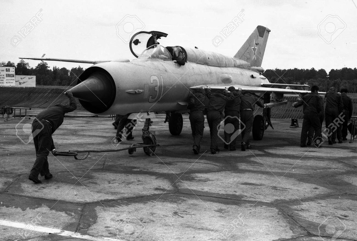 Nhưng các quốc gia phương Tây (bao gồm cả Mỹ), nói chung không biết gì về máy bay chiến đấu như vậy. Năm 1958, chiến đấu cơ MiG-21 bắt đầu phục vụ trong quân đội Liên Xô, các điệp viên phương Tây vẫn phớt lờ điều này; có lẽ công tác giữ bí mật của Liên Xô đã quá tốt.