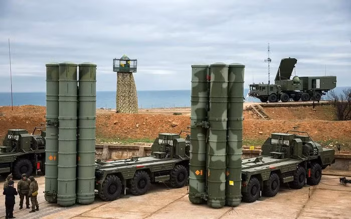 S-400 được coi là một trong những hệ thống phòng không tiên tiến nhất trên thế giới; hệ thống được phát triển bởi Cục thiết kế trung tâm Almaz của Nga. NATO đặt cho nó mật danh SA-21 Growler.