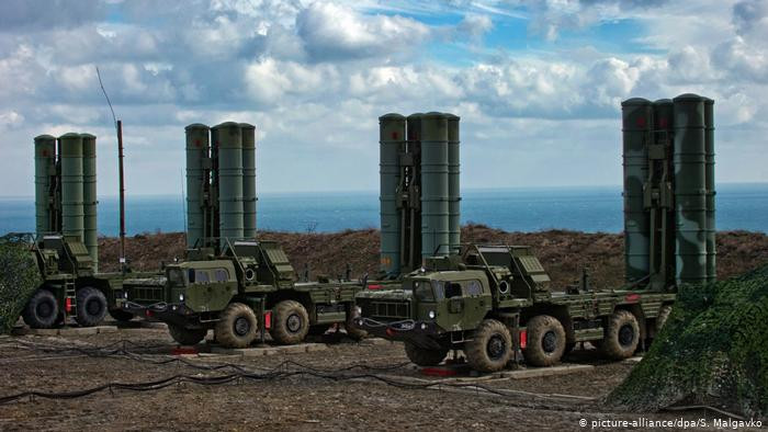 Radar của hệ thống S-400, có thể theo dõi máy bay cách xa 600 km và có thể phóng tên lửa đánh chặn mục tiêu từ cự ly 400 km. S-400 có thể bắn hạ máy bay chiến đấu, máy bay không người lái, tên lửa đạn đạo và thậm chí là vũ khí siêu thanh.