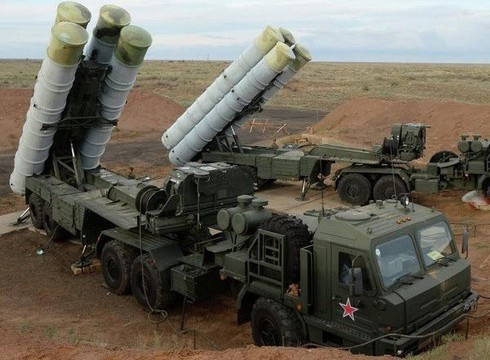 Việc triển khai hệ thống S-400, được coi là sự gia tăng đáng kể sức mạnh phòng thủ của Ấn Độ; đặc biệt là trong các khu vực thuộc tuyến kiểm soát thực tế (LOC), đang ở trong tình trạng căng thẳng cao, với các nước láng giềng như Trung Quốc và Pakistan.