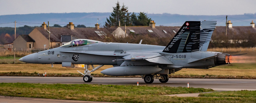 Thụy Sĩ đã và đang khai thác cơ sở hạ tầng bảo trì và vũ khí trang bị cho các máy bay chiến đấu của Mỹ; do vậy Rafale là máy bay chiến đấu duy nhất trong cuộc cạnh tranh, không tương thích với các hạ tầng hiện có của Thụy Sĩ. Nếu Thụy Sĩ mua máy bay của Pháp, họ phải xử lý tất cả số vũ khí tồn kho hiện có.