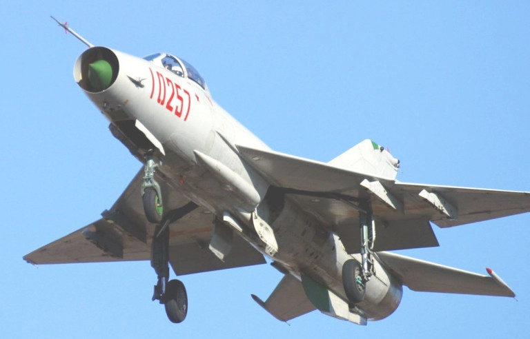 Ứng cử viên khả dĩ nhất để thay thế các đơn vị J-7G trong biên chế tiền tuyến, là máy bay chiến đấu hạng nhẹ thế hệ 4 ++ J-10C, đã được đưa vào trang bị từ năm 2018 và đang được sản xuất với tốc độ khủng khiếp.