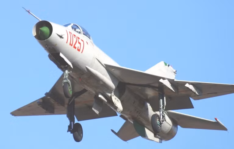 Ứng cử viên khả dĩ nhất để thay thế các đơn vị J-7G trong biên chế tiền tuyến, là máy bay chiến đấu hạng nhẹ thế hệ 4 ++ J-10C, đã được đưa vào trang bị từ năm 2018 và đang được sản xuất với tốc độ khủng khiếp.