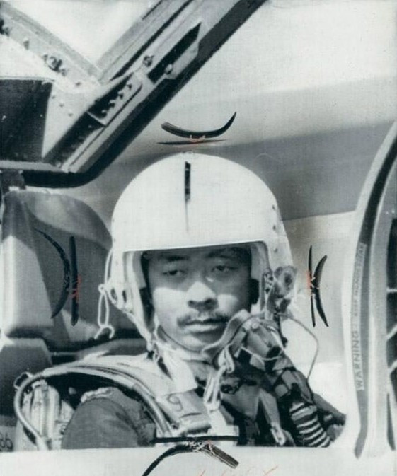 Phi công lái chiếc máy bay C-47 chở toán CASTOR đó chính là Nguyễn Cao Kỳ, lúc đó ông ta còn mang lon thiếu tá và là chỉ huy trưởng liên đoàn vận tải.