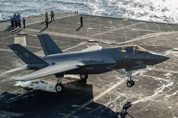 Trong tương lai, tiêm kích hạm tàng hình F-35C có trọng tải tương tự sẽ thay thế Super Hornet; F-35C có tầm hoạt động xa hơn và có tính năng tàng hình. Máy bay tác chiến điện tử E/A-18G có thể chế áp hệ thống liên lạc và radar tiên tiến nhất của đối phương; trong khi máy bay cảnh báo sớm E-2D có thể theo dõi hàng trăm máy bay địch ở khoảng cách xa.