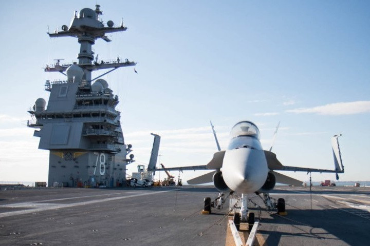 Động cơ chạy bằng năng lượng hạt nhân giúp tàu sân bay có thể ra khơi liên tục, những kho chứa khổng lồ trên tàu có thể mang theo 1,4 triệu kg nhiên liệu hàng không và vũ khí, đạn dược khác nhau. Tàu sân bay một ngày có thể tự sản xuất 1,5 triệu lít nước ngọt từ nước biển, đảm bảo 18.000 suất ăn cho các thủy thủ và hoạt động liên tục trong 90 ngày.