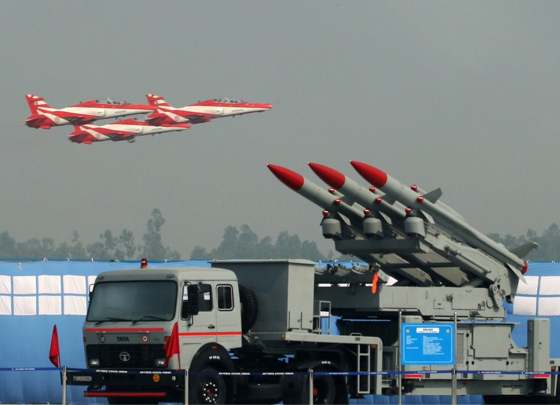 Đạn tên lửa có trọng lượng 720kg, đầu đạn nặng 60kg, đường kính 350mm, dài 5.78m. Tên lửa có tầm bắn tối đa 30km và trần bay tối đa 18km, tốc độ đạt Mach 2.5