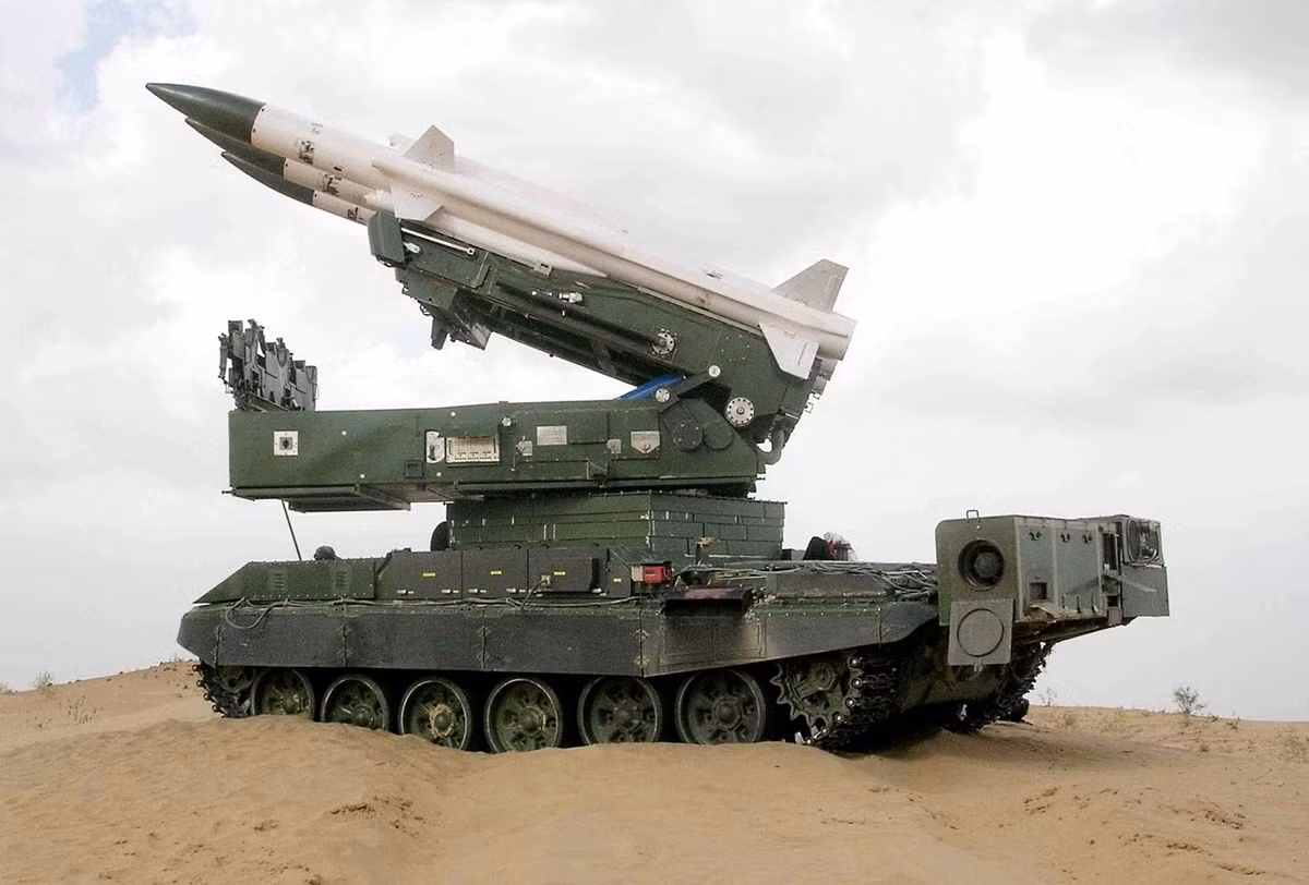 Akash là một hệ thống tên lửa phòng không tầm ngắn cực kỳ hiện đại do Ấn Độ phát triển từ những năm 1990 dựa trên sự cải tiến vượt trội của tổ hợp SA-6 Kub Liên Xô. Nó chính thức gia nhập biên chế quân đội nước này kể từ năm 2009.