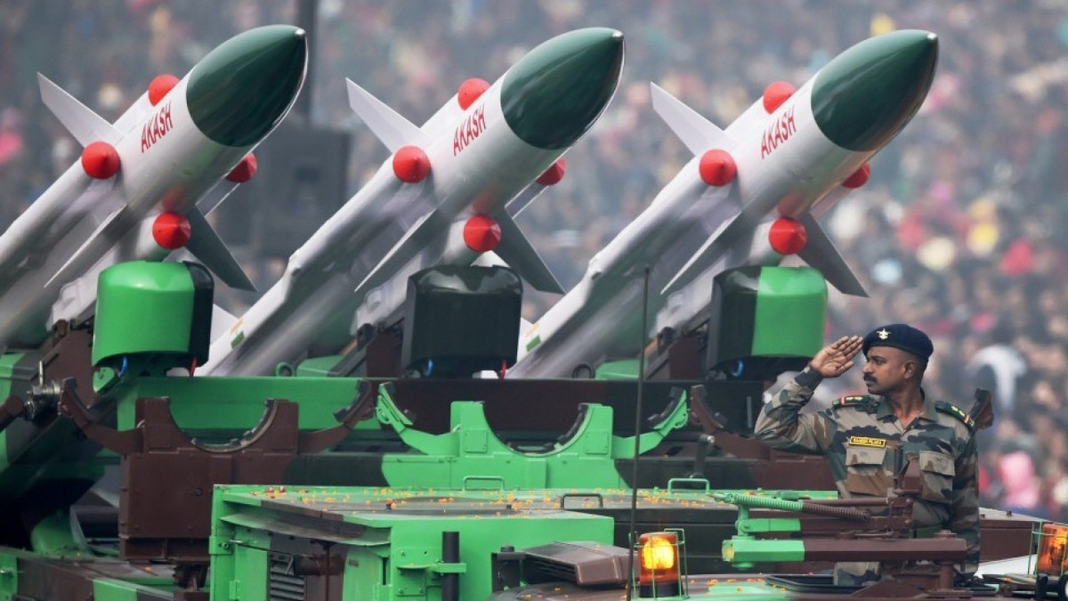 Sau khi thủ tướng Ấn Độ Narenda Modi thông qua quyết định cho phép xuất khẩu các tên lửa đất đối không Akash tiên tiến do nước này tự chế tạo trong đầu năm 2021 vừa qua. Truyền thông Ấn Độ cũng nhanh chóng thông báo đã có 9 khách hàng nước ngoài dành sự quan tâm đặc biệt đến các hệ thống tên lửa này.