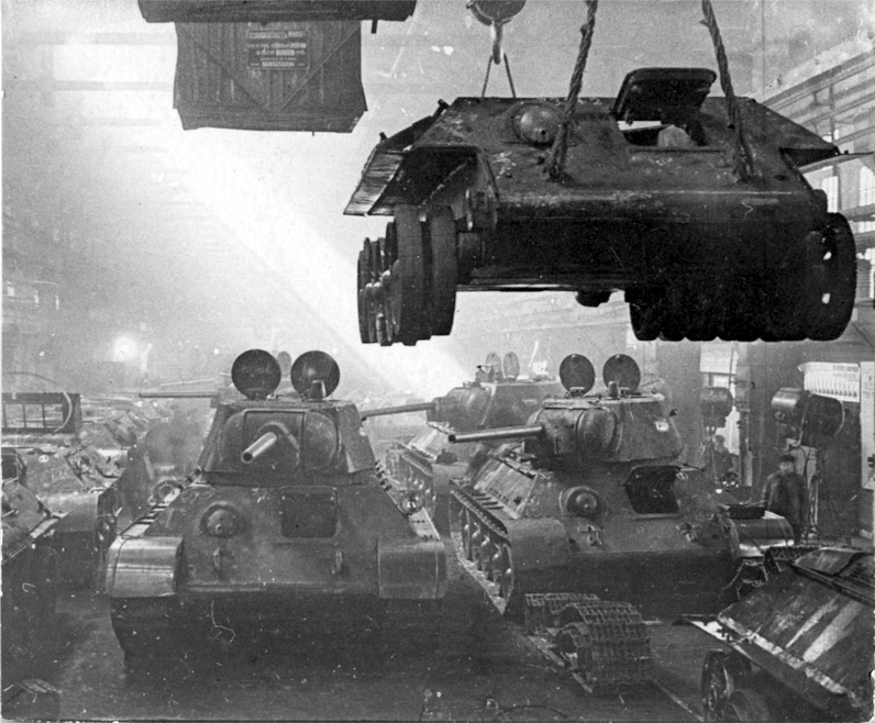 Một lợi thế nữa của T-34 là dễ sản xuất, vì loại xe tăng này có khối lượng lớn, nên cần phải làm cho quá trình sản xuất trở nên đơn giản và nhanh nhất có thể. Ngoài ra do yêu cầu của chiến trường và cấu tạo xe đơn giản nên có thể sản xuất rất nhanh.