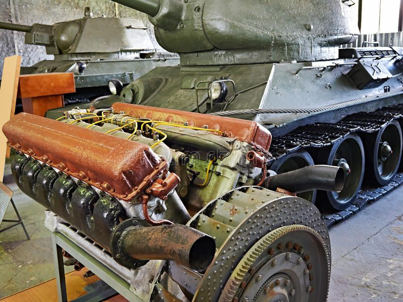 Tiếp theo là động cơ mạnh mẽ, nhờ động cơ tương đối mạnh T-34 có thể di chuyển nhanh chóng và cơ động vượt qua các chướng ngại vật. Động cơ chạy bằng nhiên liệu dầu diesel rất khỏe, trái ngược với những chiếc xe tăng Tiger của Đức chạy bằng xăng.