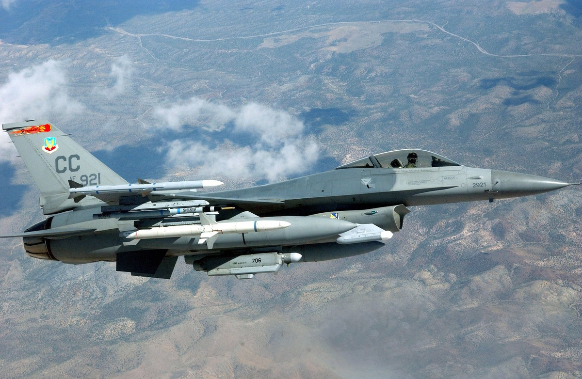 Trong năm 2020, tiêm kích F-16 là loại máy bay chiến đấu rơi nhiều nhất của Không lực Mỹ với 3 chiếc mất do tai nạn với 2 chiếc của Không quân và 1 chiếc của Vệ binh Quốc gia. Bên cạnh đó, Mỹ cũng mất 1 chiếc F-15, 2 chiếc F/A-18, 1 chiếc F-22 và 2 chiếc F-35. 
