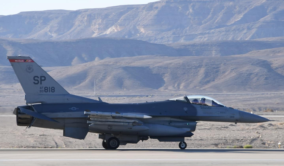 Loại máy bay này có chi phí hoạt động rất thấp, chỉ 7.700 USD/giờ. Rẻ hơn rất nhiều so với 29.000 USD/giờ của F-15, 31.000 USD/giờ của F-35A và 60.000 USD/giờ với F-22. Là loại máy bay chiến đấu có chi phí hoạt động thấp nhất trong Không quân Mỹ hiện nay