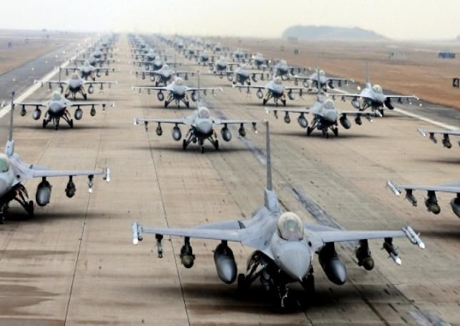 F-16 Flighting Falcon là một loại tiêm kích hạng nhẹ động cơ thực hiện chuyến bay đầu tiên vào năm 1974, chính thức đi vào phục vụ trong không quân Hoa Kỳ năm 1978. Nếu hợp đồng được ký kết 2023 thì những chiếc đầu tiên của loạt sẽ được bàn giao vào năm 2024. Như vậy, tính đến nay thì loại tiêm kích này đã có lịch sử đến 50 năm. 