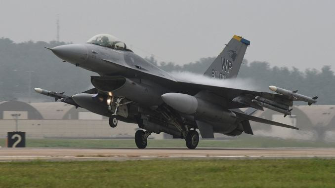 Tuy nhiên, khả năng của F-16 để chiến đấu chống lại các đối thủ cùng phân khúc nhưng hiện đại hơn nhiều hơn vẫn còn nhiều hạn chế. Các quân đội trên thế giới như Ai Cập, Israel, Hàn Quốc hay Singapore,v.v… đã bắt đầu loại bỏ máy bay F-16 ra khỏi biên chế hay đang lên kế hoạch trong tương lai gần. 