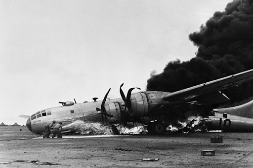 Tuy nhiên, một tốp máy bay ném bom B-29 của Mỹ đã vượt qua được hỏa lực từ những chiếc máy bay MiG-15 và hoàn thành nhiệm vụ với một quả bom dẫn đường trúng mục tiêu, làm hư hỏng cây cầu và khiến nó phải ngừng hoạt động trong nhiều ngày. Sau trận chiến này, các cuộc đột kích của B-29 đã phải dừng lại trong ba tháng. Nguồn ảnh: Warhistory.