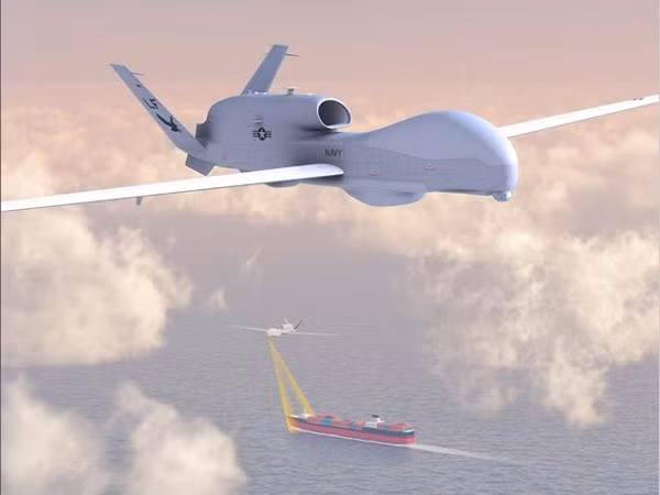 Trong khi đó, MQ-4C Triton có thể hoạt động ở độ cao hơn 15 km, có thể truyền dữ liệu theo thời gian thực cho chiếc P-8 Poseidon, từ đó báo hiệu cho những máy bay săn ngầm phụ hoặc tàu chiến trong khu vực.