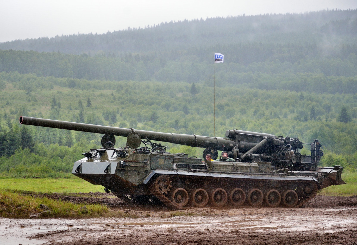 2S7 không có tháp pháo và nòng pháo chính được đặt ở phía sau của khung xe bánh xích. Sử dụng đạn xuyên giáp, chủ yếu là các loại đạn nổ phân mảnh cao và đạn hỗ trợ tên lửa. Loại đạn đầu tiên nặng 110 kg và chứa 17,8 kg chất nổ. Tầm bắn tối đa là 37,5 km và tốc độ ban đầu là 960 m/giây.