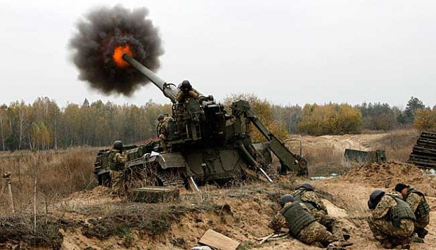 Theo đánh giá của nhiều chuyên gia quân sự cho rằng việc sử dụng pháo công suất cao với đạn thông thường sẽ hiệu quả hơn việc sử dụng máy bay phản lực và máy bay ném bom, đặc biệt nếu nó bắn đạn chính xác. Hoạt động của pháo binh không phụ thuộc vào thời tiết và có tầm bắn xa, độ chính xác cao.