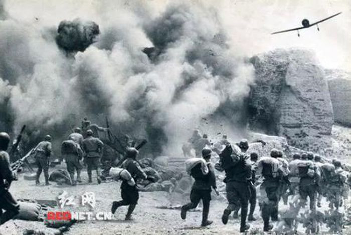 Và bốn năm sau (năm 1937), khi Nhật Bản bắt đầu lại cuộc chiến lần thứ hai, quân Nhật đã lấy cớ là một binh sĩ của họ mất tích, để mở cuộc tấn công với lực lượng lớn nhằm vào Trung Quốc tại cầu Marco Polo (khu vực biên giới giữa Trung Quốc và Nhật Bản lúc bấy giờ). Bắc Kinh đã thất thủ chỉ sau hai tuần, tiếp theo là Thượng Hải và thủ đô Nam Kinh của Quốc dân đảng sau bốn tháng.