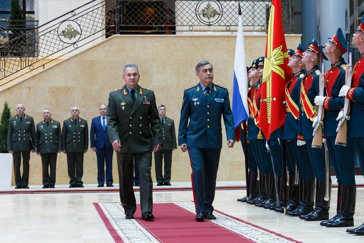 Duy trì quan hệ an ninh chặt chẽ với Moscow, các lực lượng vũ trang Kazakhstan cho đến nay được coi là lực lượng có năng lực nhất ở Trung Á và hơn hẳn tất cả quốc gia kế thừa khác của Liên Xô ngoài Nga.