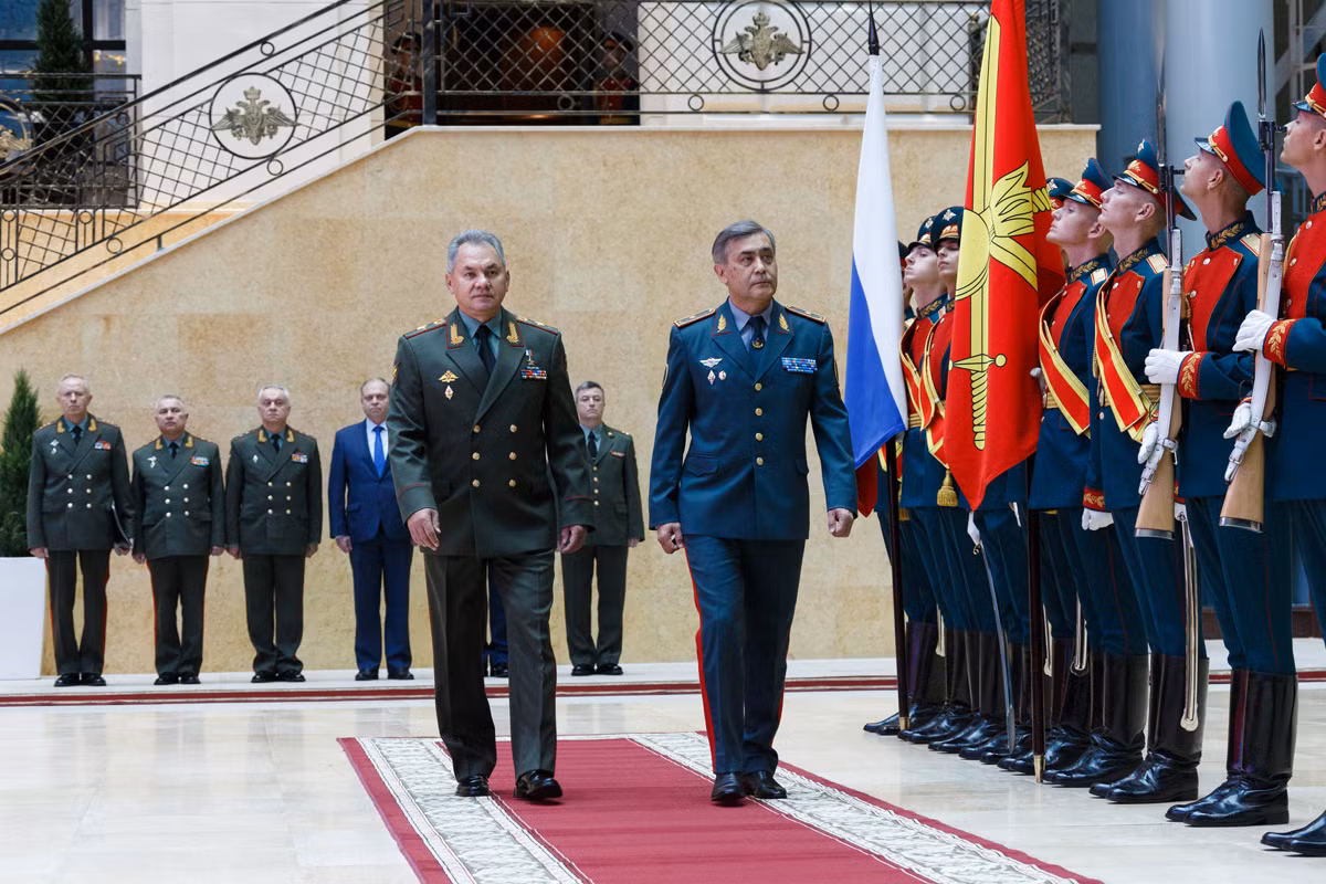 Duy trì quan hệ an ninh chặt chẽ với Moscow, các lực lượng vũ trang Kazakhstan cho đến nay được coi là lực lượng có năng lực nhất ở Trung Á và hơn hẳn tất cả quốc gia kế thừa khác của Liên Xô ngoài Nga.