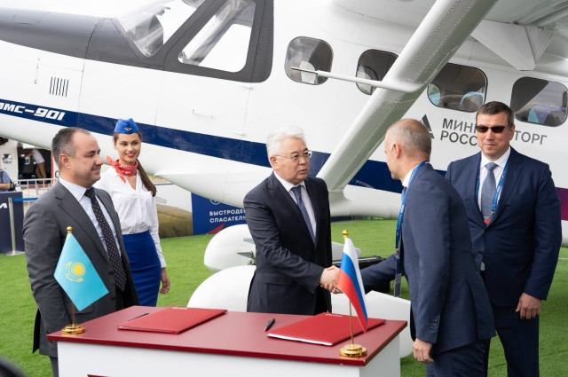 Kazakhstan không chỉ thừa hưởng một kho vũ khí đáng gờm từ khi Liên Xô, mà còn cung cấp nguồn tài chính mới đáng kể cho Nga. Kazakhstan là một trong những khách hàng quốc phòng quan trọng nhất của Nga trong những năm gần đây và được phép mua các loại vũ khí mới với mức giá tương đương với chính quân đội Nga.