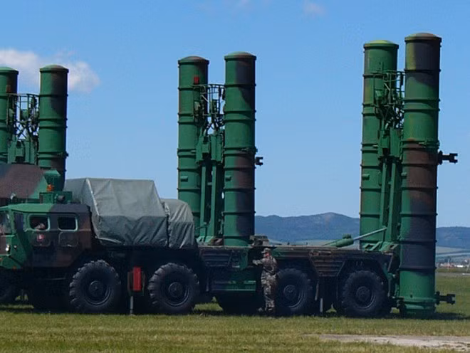 Các vụ mua lại này đều được thanh toán bằng khoản khấu trừ từ khoản nợ đáng kể của Nga đối với Kazakhstan. Nước này đã tiếp tục đặt hàng một số hệ thống phòng không bao gồm S-300P và S-300PS vào năm 2013, cùng với các hệ thống tầm ngắn khác.