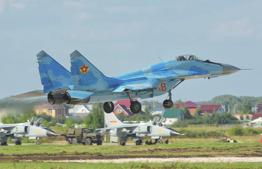 Cùng với 14 chiếc Su-27, nước này cũng đã đặt hàng 12 chiếc MiG-29, 14 chiếc cường kích Su-25 và 13 chiếc máy bay huấn luyện L-39C trong năm 1995. Kazakhstan cũng nhanh chóng mua lại những chiếc máy bay của các đơn vị Liên Xô được triển khai trên lãnh thổ nước này từ phía Nga.