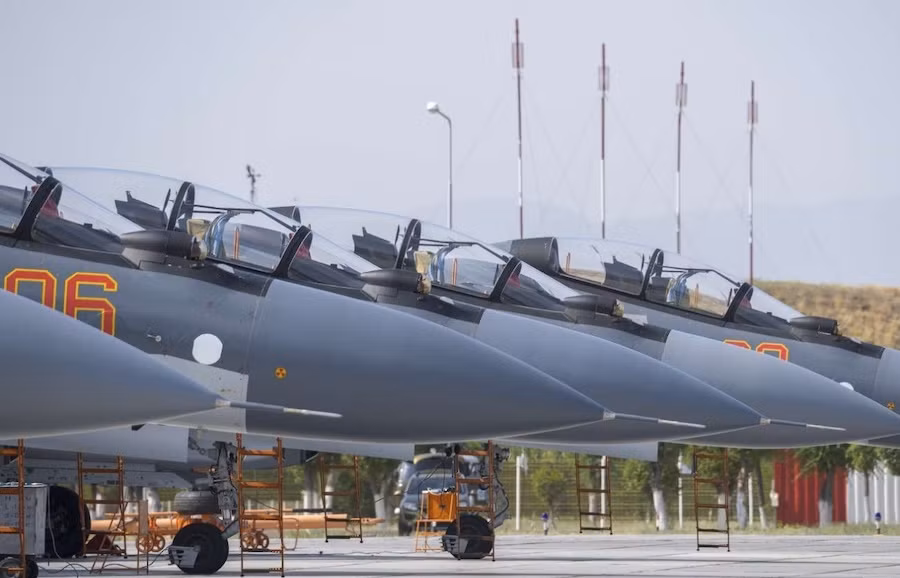 Mặc dù Su-30SM là máy bay chiến đấu xuất khẩu phổ biến thứ hai của Nga, với nhiều khách hàng như Belarus, Armenia và Myanmar, nhưng Kazakhstan cho đến nay vẫn là khách hàng lớn nhất và số lượng máy bay của nước này đặt hàng nhiều hơn cả số máy bay ba quốc gia khác cộng lại.