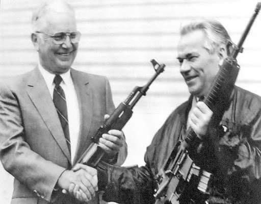 Kalashnikov đến Mỹ theo lời mời từ Viện Smithsonian, do Edward quản lý và là tác giả phụ trách Bộ sưu tập Súng quốc gia tại Bảo tàng Lịch sử Quốc gia Mỹ. Ezell đã thu thập lịch sử truyền miệng của cả Kalashnikov và Stoner một cách độc lập.