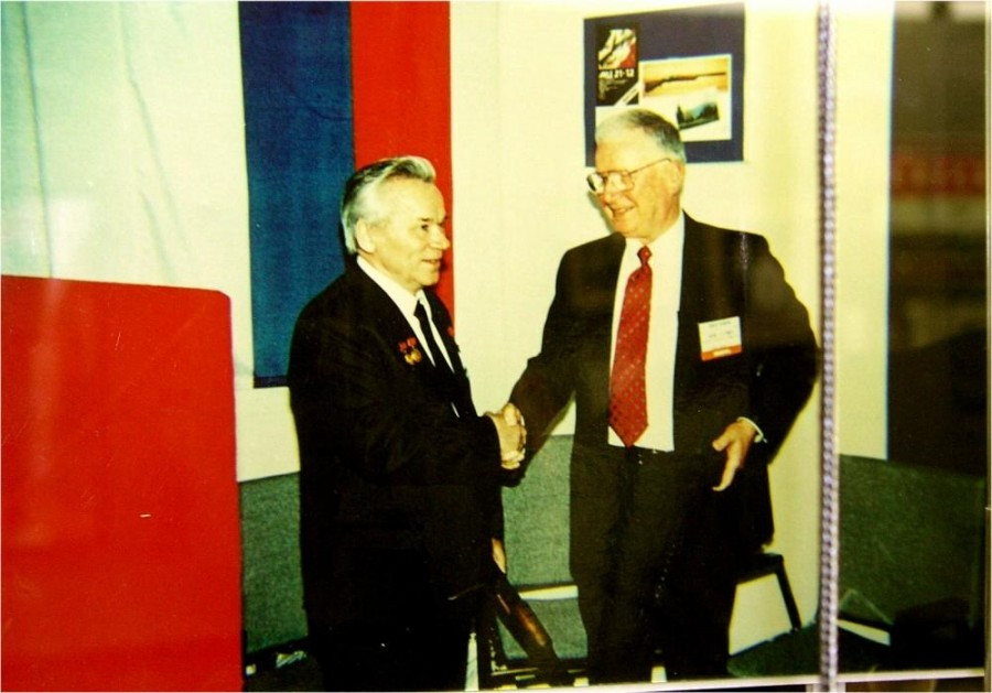 Kalashnikov và Stoner được đứng cạnh nhau, mặc dù cùng chí hướng về học vấn, lịch sử, nhưng hai người đàn ông lại đối lập nhau. Stoner hiếm khi bị bắt gặp mỉm cười trước ống kính, nhưng trong lần gặp này, đã ghi lại khoảnh khắc hai người lần đầu tiên cầm khẩu súng trường tấn công của nhau và mỉm cười ở Quantico, Virginia.