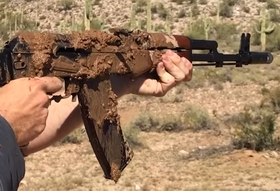 AK-47 được thiết kế để trở thành một vũ khí đơn giản, đáng tin cậy, có thể được sản xuất nhanh chóng và rẻ tiền. M-16 có thiết kế tinh tế hơn nhiều và nhẹ hơn khoảng 30% so với AK-47. Tuy nhiên, M-16 yêu cầu chế độ bảo trì và vệ sinh nhiều hơn.