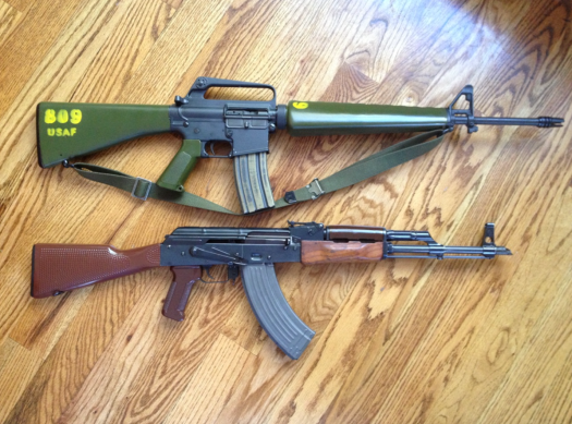 Súng trường tấn công AK-47 có lẽ là vũ khí nổi tiếng nhất trên thế giới. Được sản xuất bởi hàng triệu chiếc kể từ khi được chế tạo vào năm 1949, nó đã tham gia vào hầu hết các cuộc xung đột kể từ đó và đối thủ bên kia chính là súng trường tấn công M-16.