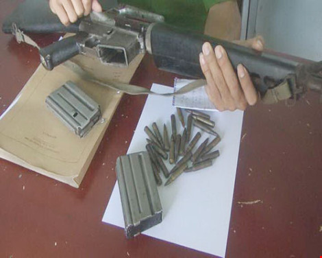 Các hộp đạn cũng tương tự, chỉ khác một chút, M-16 bắn đạn cỡ 5,56x45mm chuẩn NATO, trong khi AK-47 sử dụng cỡ đạn 7,62x39mm. Cả hai đều có hệ thống ngắm bắn bằng sắt, trong khi M-16 thường được coi là có tầm bắn tốt hơn là 460 m so với 300 m đối với AK-47.