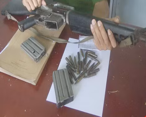 Các hộp đạn cũng tương tự, chỉ khác một chút, M-16 bắn đạn cỡ 5,56x45mm chuẩn NATO, trong khi AK-47 sử dụng cỡ đạn 7,62x39mm. Cả hai đều có hệ thống ngắm bắn bằng sắt, trong khi M-16 thường được coi là có tầm bắn tốt hơn là 460 m so với 300 m đối với AK-47.