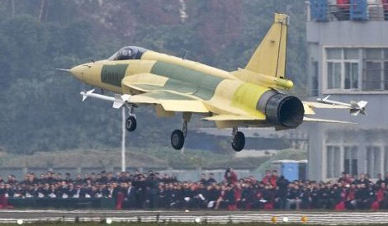 Trung Quốc khẳng định, Không quân Mỹ đã bắt đầu chuyển F-16 thành một máy bay không người lái, với cấu hình gần như không hề có sự thay đổi, vẫn được trang bị động cơ F110 kiểu cũ, mức độ phản xạ radar rất lớn, nhưng giá thành gần bằng chiếc JF-17 (máy bay chiến đấu hạng nhẹ liên doanh giữa Trung Quốc và Pakistan) mới tinh. Ảnh: Máy bay chiến đấu JF-17 – Nguồn: Sina