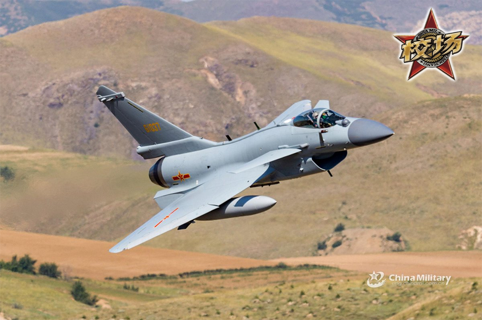 Tên lửa không đối không Pili-15 gắn trên tiêm kích J-10CE cũng sử dụng thiết bị dò tìm ra đa AESA. Điều này cho phép nó nhắm mục tiêu chính xác hơn các máy bay chiến đấu của Ấn Độ.