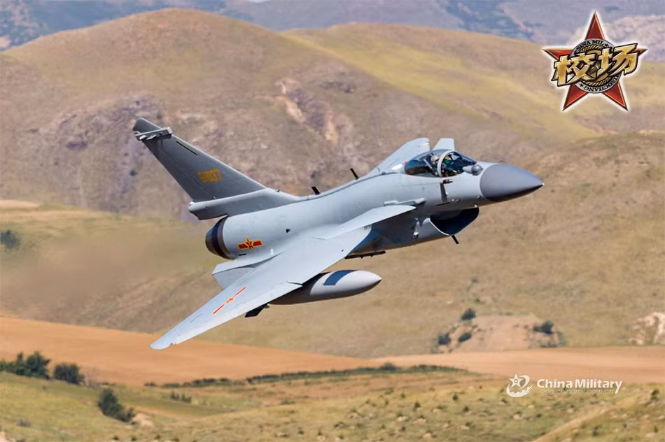 Tên lửa không đối không Pili-15 gắn trên tiêm kích J-10CE cũng sử dụng thiết bị dò tìm ra đa AESA. Điều này cho phép nó nhắm mục tiêu chính xác hơn các máy bay chiến đấu của Ấn Độ.