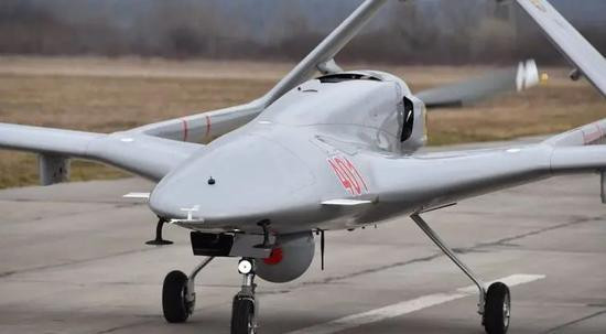 Cuối tuần qua, máy bay không người lái TB-2 của quân đội Ukraine mua từ Thổ Nhĩ Kỳ đã xuất hiện ở khu vực biên giới để tuần tra; hai bên xung đột cũng đưa ra tuyên bố về các cuộc pháo kích và thương vong.