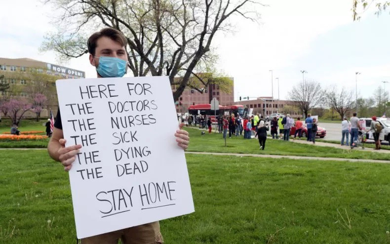 Nhiều người dân Mỹ đã bị sốc khi nghe thông tin này. Nguồn tin cho biết, "đây là máy bay chiến đấu, để sử dụng trong chiến tranh, và không được sử dụng để chống lại dân thường".