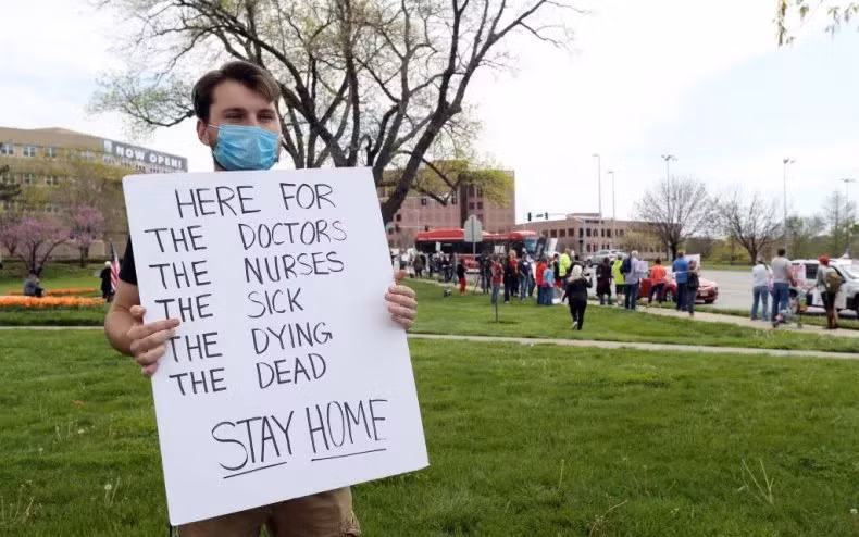 Nhiều người dân Mỹ đã bị sốc khi nghe thông tin này. Nguồn tin cho biết, "đây là máy bay chiến đấu, để sử dụng trong chiến tranh, và không được sử dụng để chống lại dân thường".