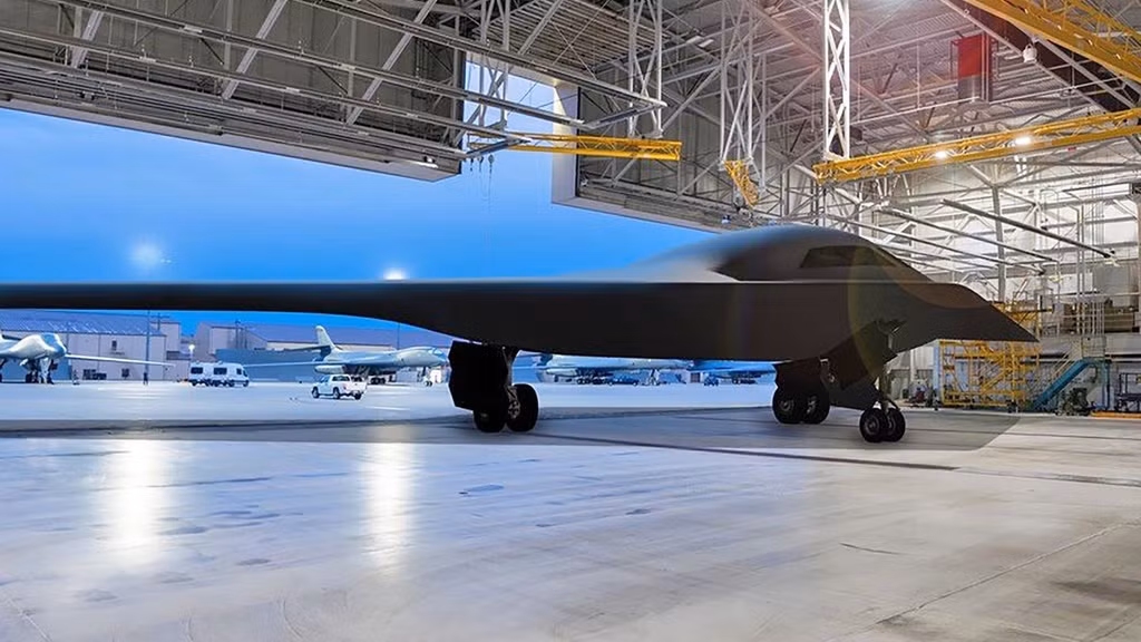 Hiện hai nguyên mẫu máy bay ném bom B-21 đang được chế tạo tại nhà máy của Northrop Grumman. B-21 giống như B-2, là một máy bay ném bom tàng hình có thiết kế kiểu cánh bay và dự kiến thực hiện chuyến bay đầu tiên vào giữa năm 2022.