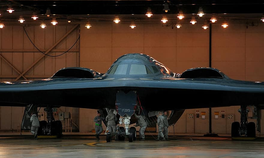 Không phải vô lý khi Không quân Mỹ trang bị cho B-2 (và tương lai là B-21) những hầm trú ẩn có thể di chuyển đặc biệt, những hầm trú ẩn này sẽ được sử dụng cho những căn cứ không quân, không có nhà chứa máy bay cố định.